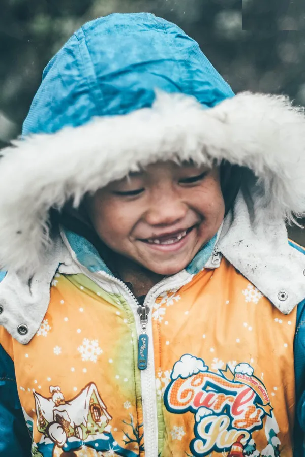 Nụ cười thiên thần xua tan đi giá rét của một em nhỏ