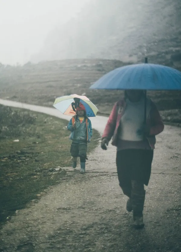 Em nhỏ theo mẹ đi mưu sinh. Đường sá trơn trượt, cây cối bị tuyết bám đổ xuống đường, dưới cái lạnh dưới 0 độ khiến cho công cuộc mưu sinh trở nên khắc nghiệt hơn bao giờ hết