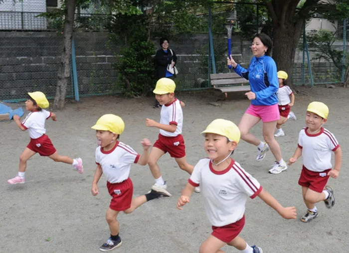 Các bài tập chạy bộ, đi bộ thường được trường học tổ chức cho các em tham gia.