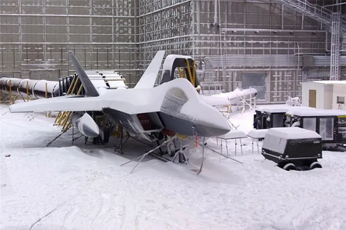 Một chiếc F-22 phủ đầy tuyết bên trong Phòng thí nghiệm khí hậu McKinley.