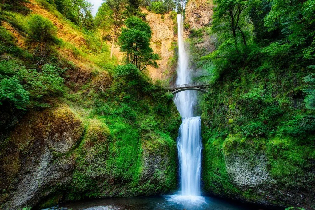 Cầu qua thác Multnomah ở Oregon, Mỹ.