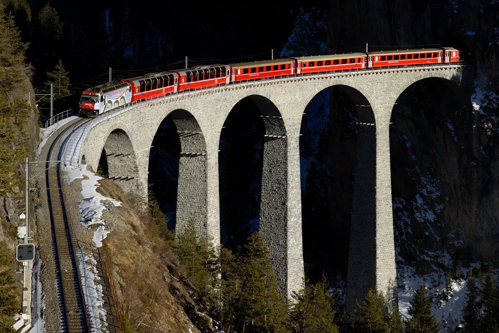 Landwasser Viaduct - cây cầu đường sắt qua sông Landwasser ở Thụy Sĩ.