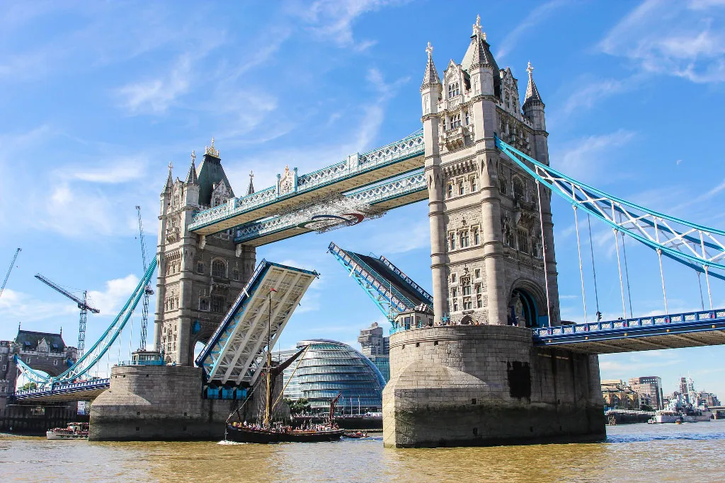 Tower Bridge ở London.