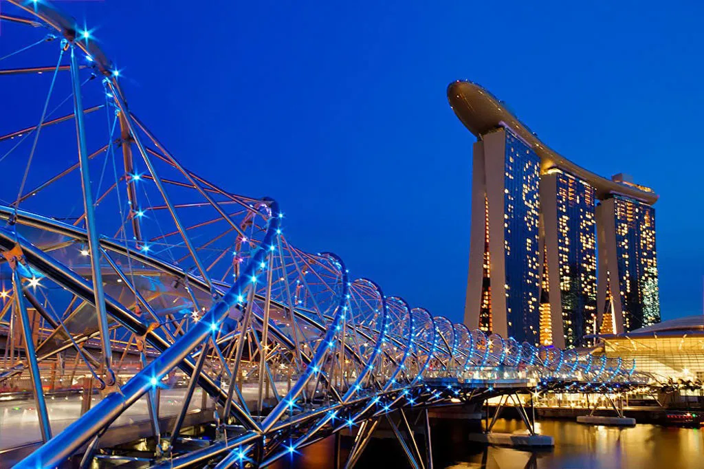 Cầu Helix xứng đáng là một kiệt tác kiến trúc của Singapore nói riêng và thế giới nói chung. Đây là chiếc cầu bộ hành hình vòng cung đầu tiên trên thế giới, được khánh thành vào năm 2010.