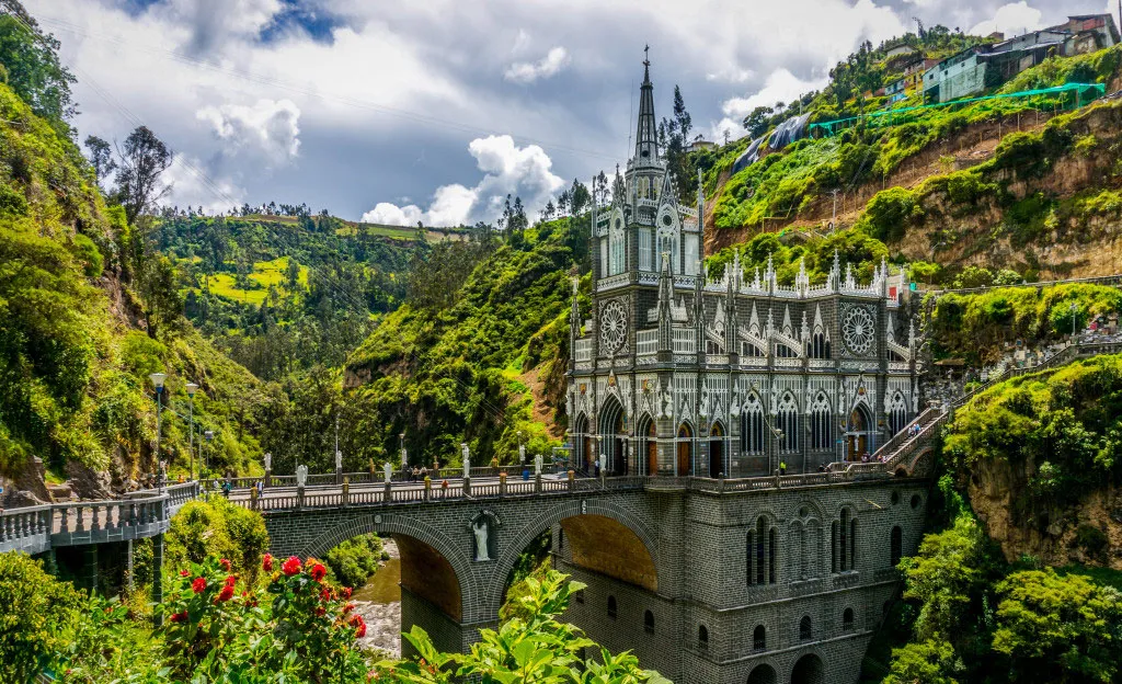 Không gian cổ tích của cây cầu dẫn đến nhà thờ Las Lajas Sanctuary ở Colombia.