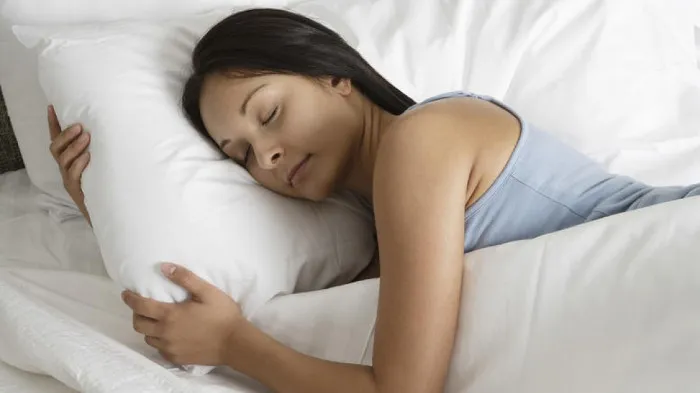 Uống nước trước khi đi ngủ sẽ giúp cơ thể xóa bỏ độc tố và làm mới cơ thể.