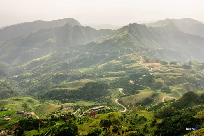 Nằm cách thành phố Lạng Sơn chừng 30 km, Mẫu Sơn có khí hậu ẩm ướt quanh năm từ lâu đã được người Pháp chọn là nơi du lịch nghỉ dưỡng với nhiều ngôi nhà và biệt thự cổ.
