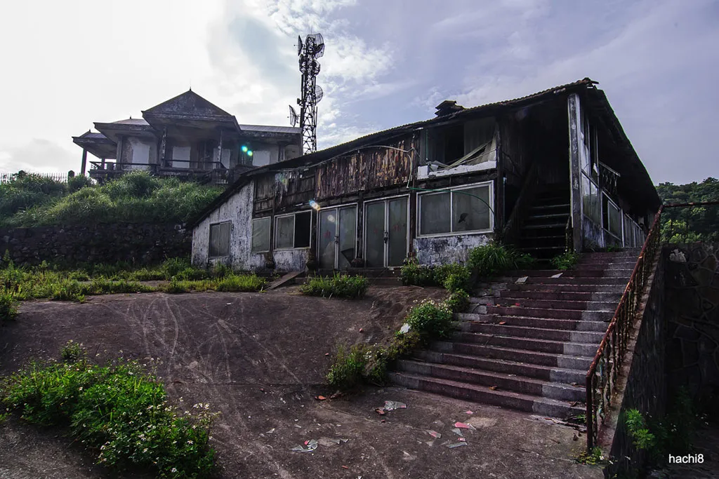 Khung cảnh hoang tàn, rêu mốc của những công trình cổ gợi cảm giác huyền bí cho không gian nơi đây.