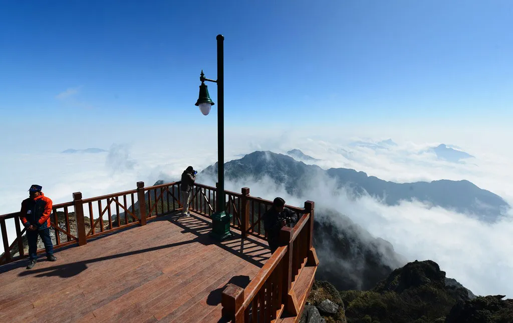 Nóc nhà Đông Dương ở độ cao 3.143 m. Trong thời tiết nắng ấm, mây vờn, du khách có cơ hội chiêm ngưỡng, chụp ảnh từ ban công gỗ.