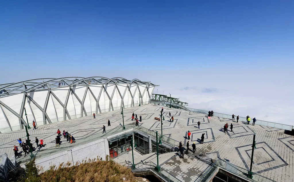 Nhìn từ nhà ga đến ở độ cao 3.000 m, phong cảnh xung quanh bồng bềnh mây, kỳ vĩ.