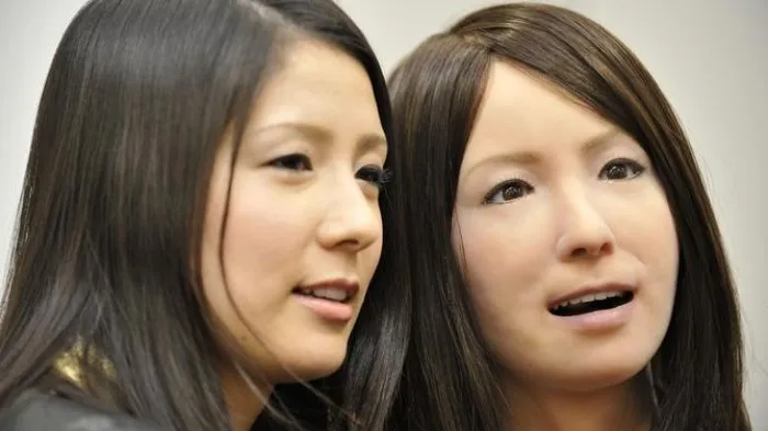 Người và bản sao robot.