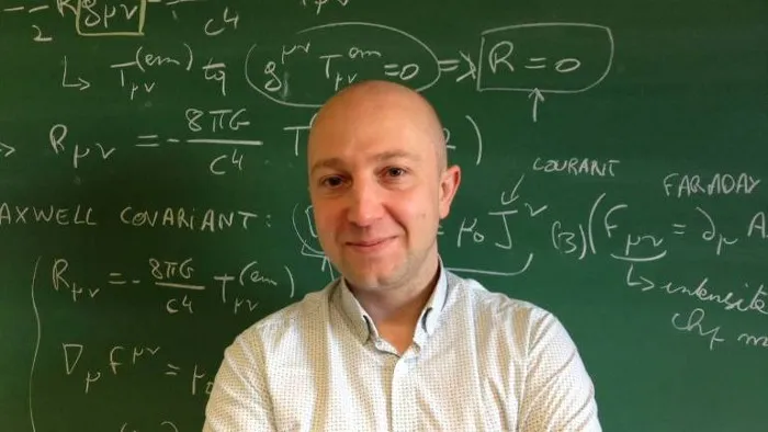 Giáo sư toán học André Füzfa, Đại học Namur, Bỉ.
