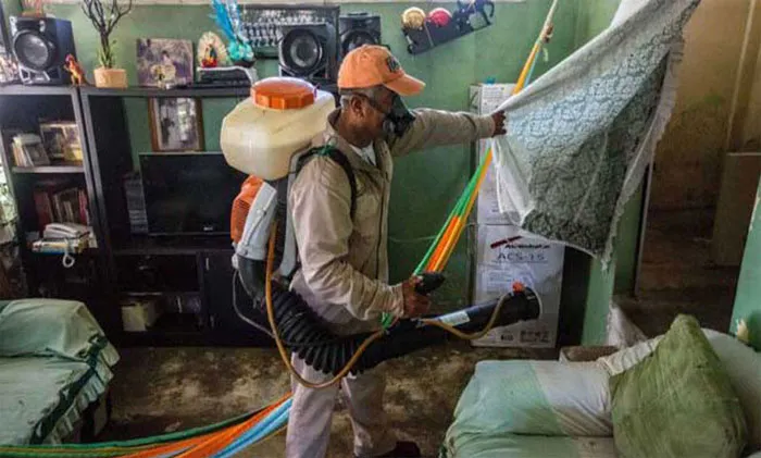 Hàng loạt nhà ở nam và trung Mỹ được xịt thuốc diệt muỗi.