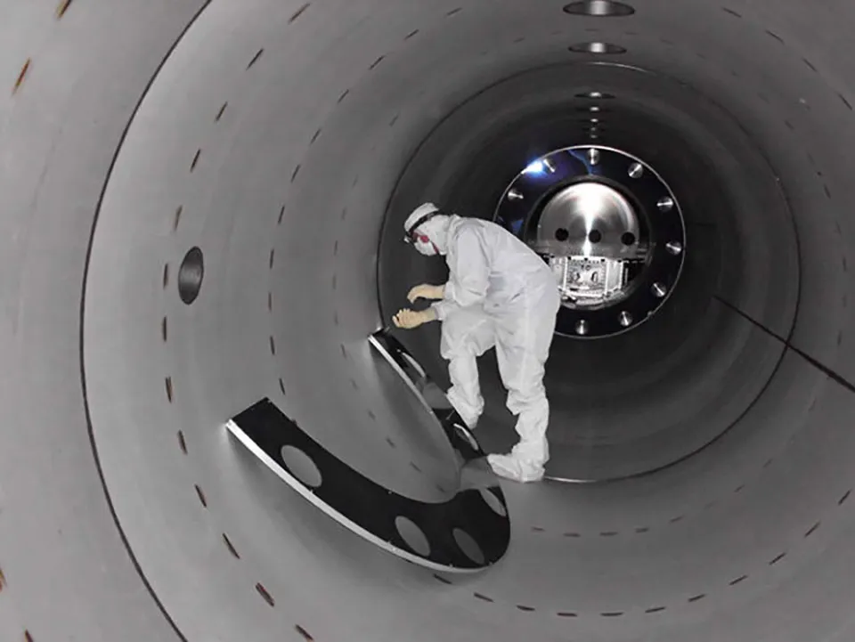 Các nhà khoa học đang làm việc bên trong đường ống dẫn của LIGO
