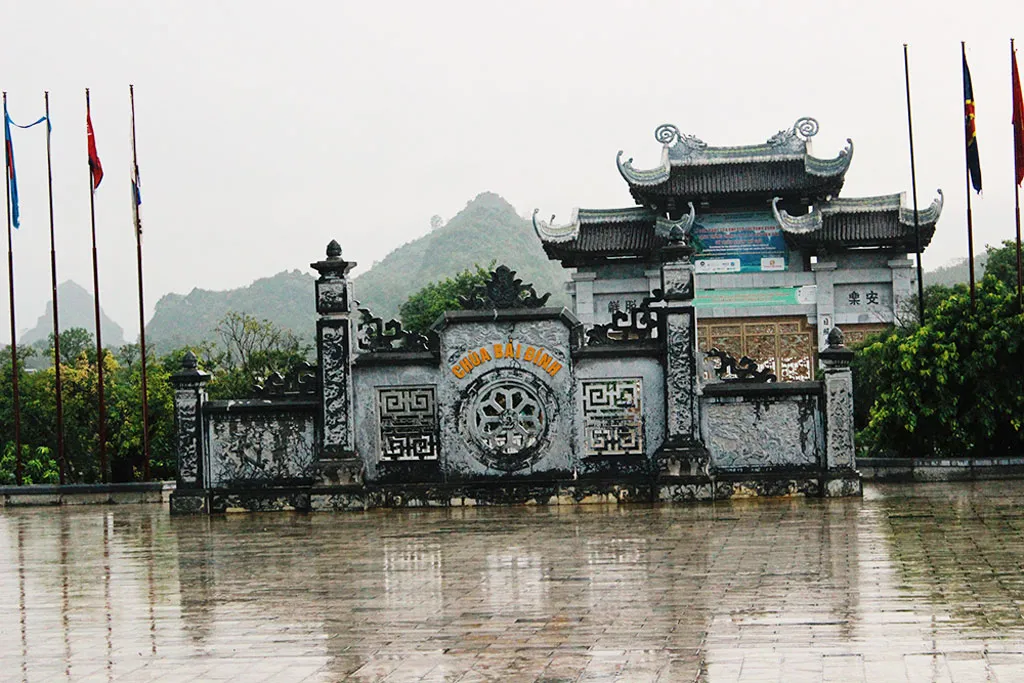 Chùa Bái Đính nằm ở cửa ngõ phía tây khu di tích cố đô Hoa Lư, thuộc xã Gia Sinh, huyện Gia Viễn, tỉnh Ninh Bình.