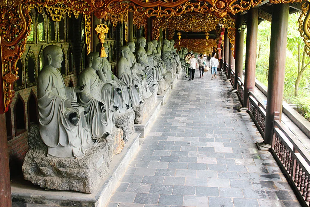 Bạn sẽ được chiêm ngưỡng những pho tượng khổng lồ như bộ Tam Thế bằng đồng lớn nhất Việt Nam, pho tượng Phật Thích Ca bằng đồng cao và nặng nhất...