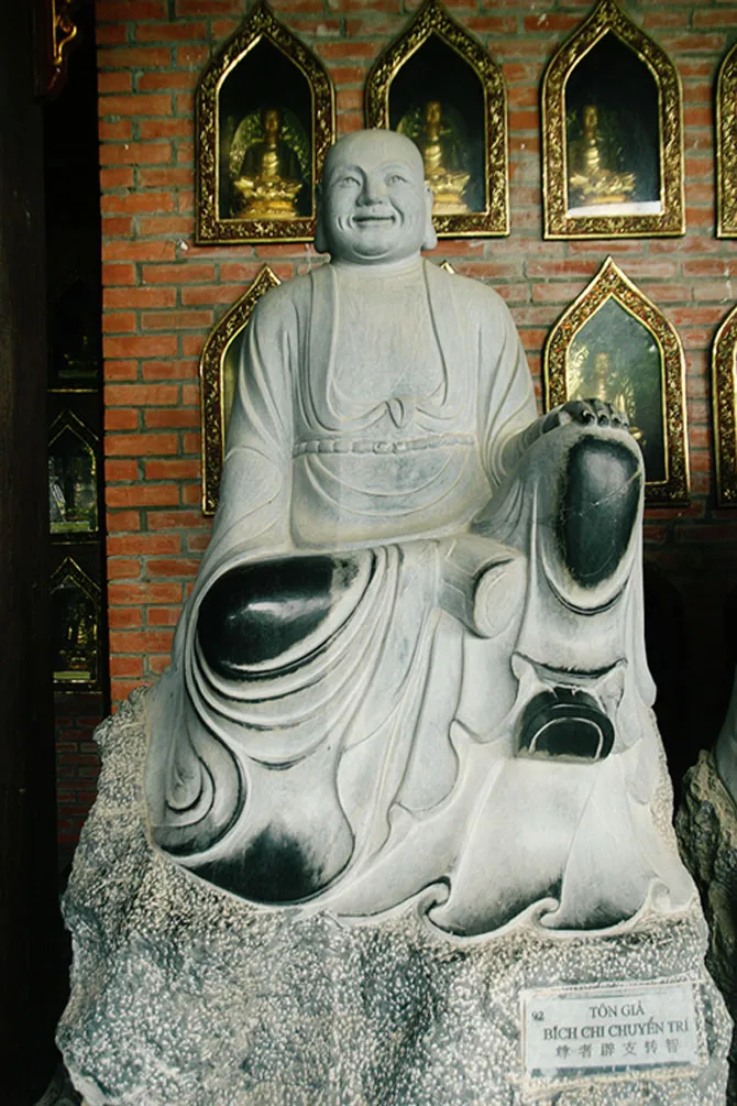 Hàng trăm bức tượng La Hán được đặt dọc theo lối đi vào và ra khỏi chùa.