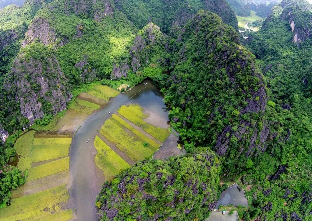 Tam Cốc - Bích Động nằm trong quần thể danh thắng Tràng An, và được ví như "Hạ Long trên cạn" hay "Nam thiên đệ nhất động".