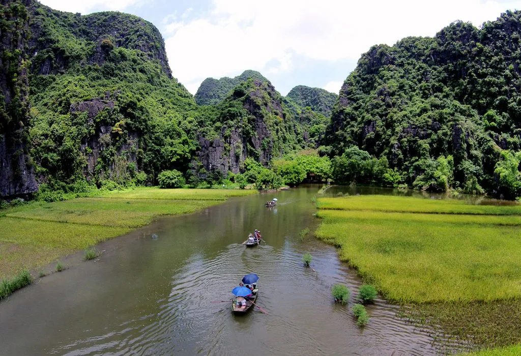 Tam Cốc có nghĩa là "ba hang", bao gồm hang Cả, hang Hai, và hang Ba... Cả ba hang đều được tạo thành bởi dòng sông Ngô Đồng đâm xuyên qua núi. Nhìn từ trên cao, có thể thấy 2 bên con sông có những thửa ruộng đan xen với những núi đá vôi, tạo nên cảnh quan như trong một bức tranh.