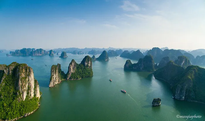 Vịnh Hạ Long cũng là danh thắng được đoàn làm phim lựa chọn. Kỳ quan thiên nhiên này là điểm du lịch không thể bỏ qua của các du khách quốc tế khi tới Việt Nam.
