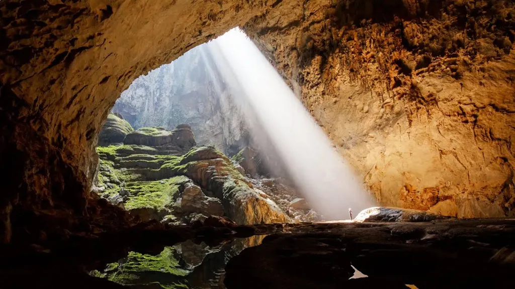 Hang Sơn Đoòng thuộc vườn Quốc gia Phong Nha - Kẻ Bàng cũng là một kỳ quan thiên nhiên mới nổi và thu hút đông đảo sự quan tâm của thế giới.