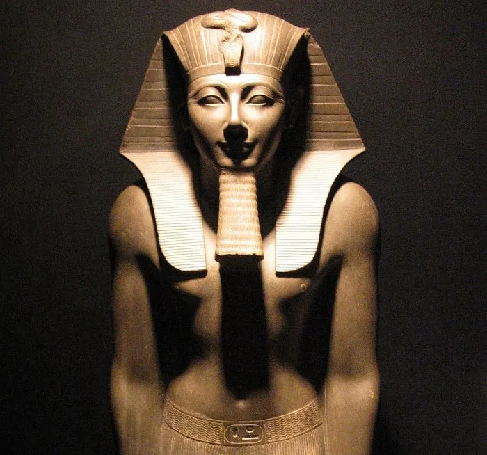 Tượng pharaoh Ai Cập Thutmose III.