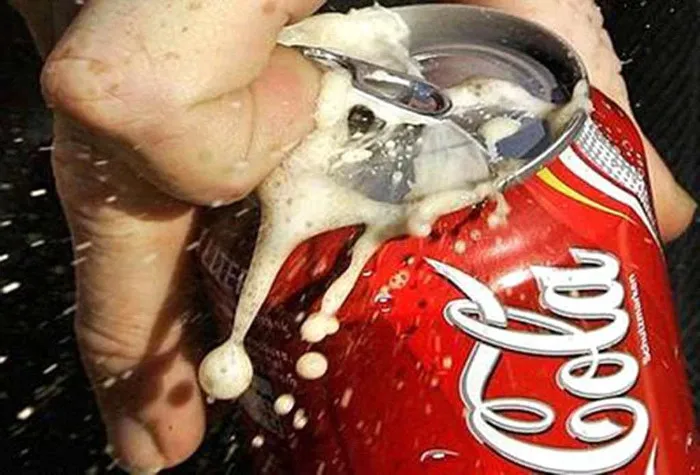 Coca cola là loại đồ uống phổ biến với giới trẻ.
