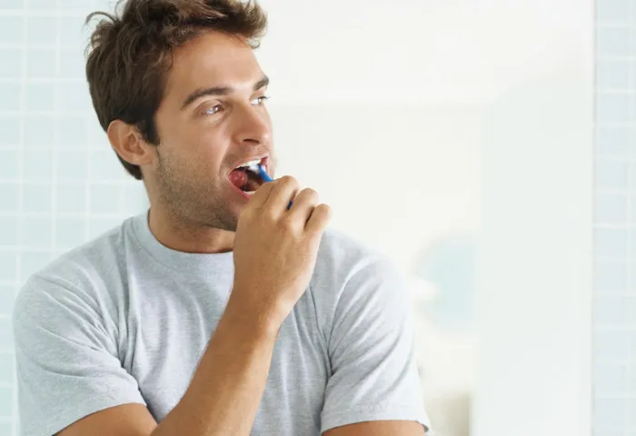 Đánh răng vào khoảng sau khi ăn tối và trước khi ngủ tốt hơn đánh răng ngay trước lúc lên giường.