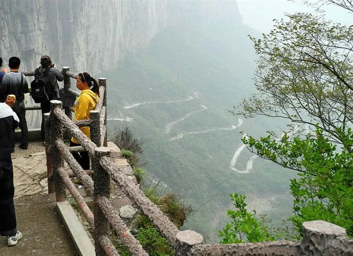 Con đường hình chữ Z cheo leo trên vách đá xa xa kia chính là con đường đi xuống núi
