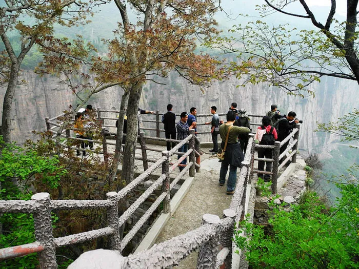 Đến làng Quách Lượng, đứng ở độ cao 100m, người ta có thể nhìn xa trông rộng, như quan sát được cõi hồng trần.
