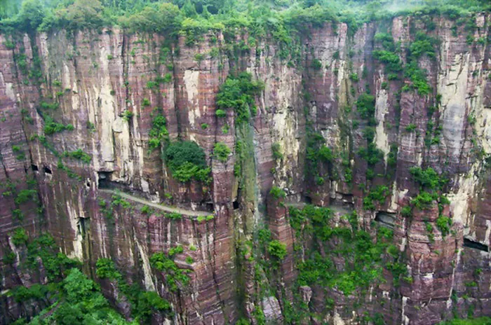 Toàn bộ "hành lang vách đá" hiện ra thấp thoáng.