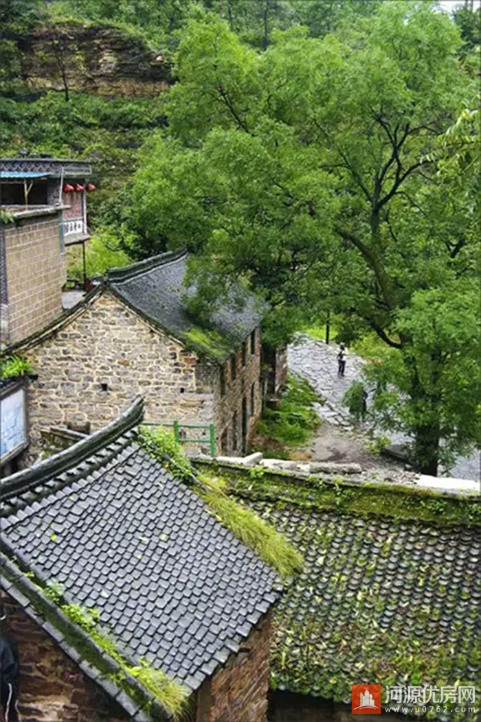 Có hơn chục gia đình sinh sống ở trong khe núi