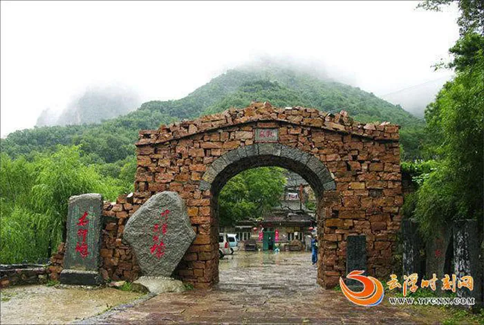 Vôi được trát vào các khe hở của cửa gỗ