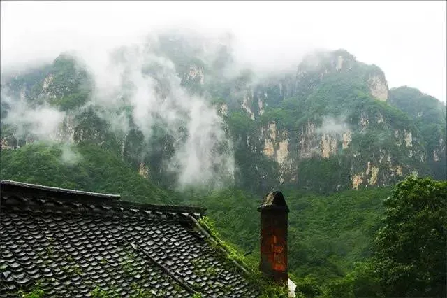 Đặc thù nhất là ống khói được xây gạch màu đỏ, giữa trùng trùng điệp điệp núi non, nó hiện ra hết sức nhỏ bé