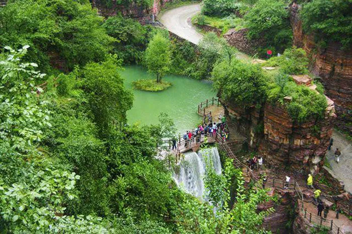 Một thắng cảnh nổi tiếng khác của Quách Lượng là hồ Thiên Trì. Năm 1975, người dân Quách Lượng đã xây đập ngăn nước này, tạo thành hồ chứa nước.