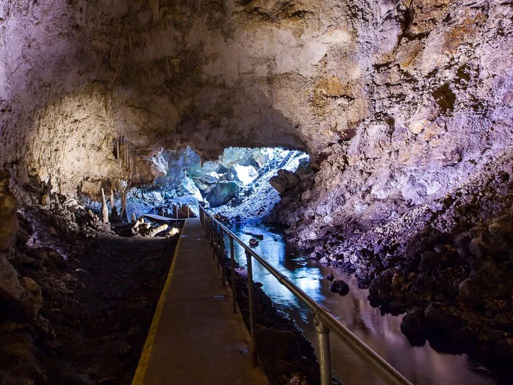 Hệ thống hang động dài nhất đã được khám phá nằm ở công viên quốc gia hang Mammoth, Kentucky.
