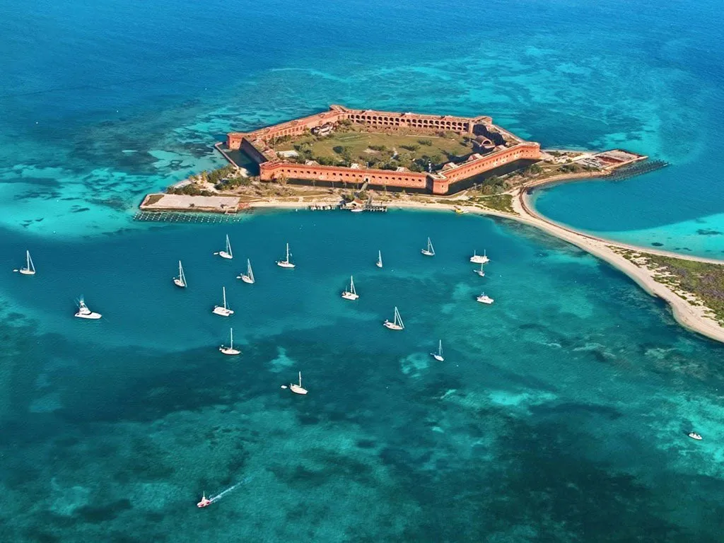 Những người thích nước lên khám phá công viên quốc gia Dry Tortugas, nằm cách Key West (Florida) khoảng 110 km về phía tây. Du khách chỉ có thể tới đây bằng thuyền hoặc thủy phi cơ, khám phá pháo đài Jefferson cùng hệ sinh vật biển ấn tượng.
