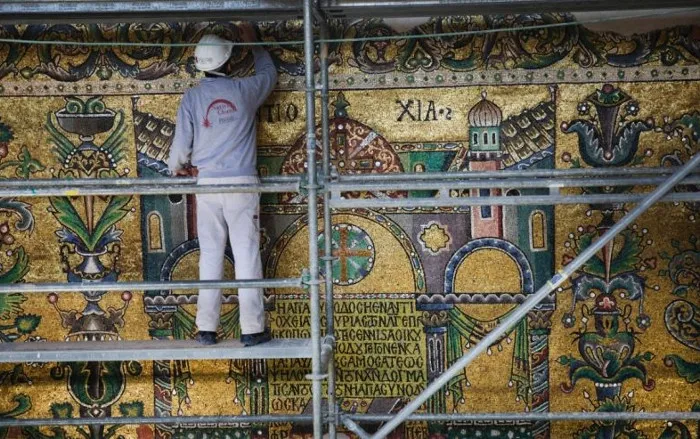 Công nhân trùng tu nhà thờ Giáng sinh ở Bethlehem.