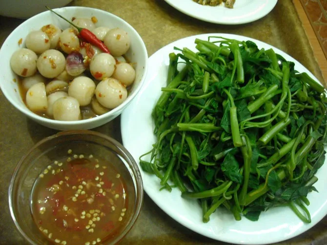 Rau muống luộc, cà dầm tương là 2 món ăn dân giã của người Việt Nam