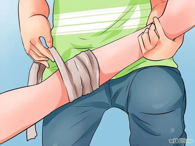 Nếu nạn nhân bị chảy máu nhẹ thì bạn hãy lấy ngón tay, nắm tay, khăn hay bông đè mạnh vào vết thương.