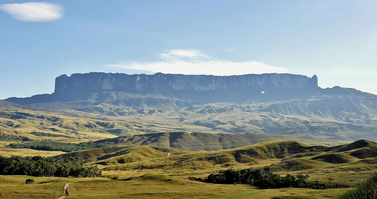Núi Roraima là một trong những ngọn núi đỉnh bằng cao nhất và nổi tiếng nhất thế giới, được coi là đường biên giới giữa các quốc gia Brazil, Guyana và Venezuela.