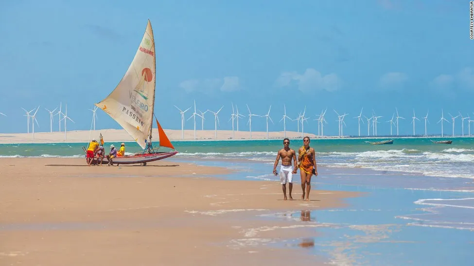 Bãi biển Canoa Quebrada là một trong những kiệt tác tự nhiên ở Brazil với những cồn cát hồng mộng mơ và biển xanh trong vắt