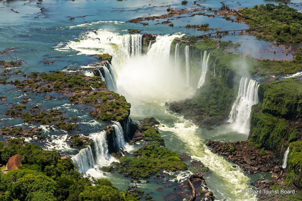 Thác Iguazu là một trong những kỳ quan kỳ vĩ nhất trên thế giới, thu hút nhiều du khách tới thăm quan hàng năm.