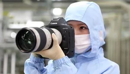 Một nhân viên của Canon đang kiểm tra máy.