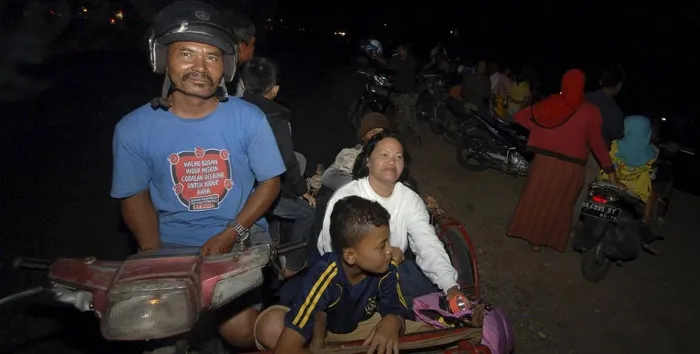Người dân thành phố Padang sơ tán tránh nguy cơ sóng thần.