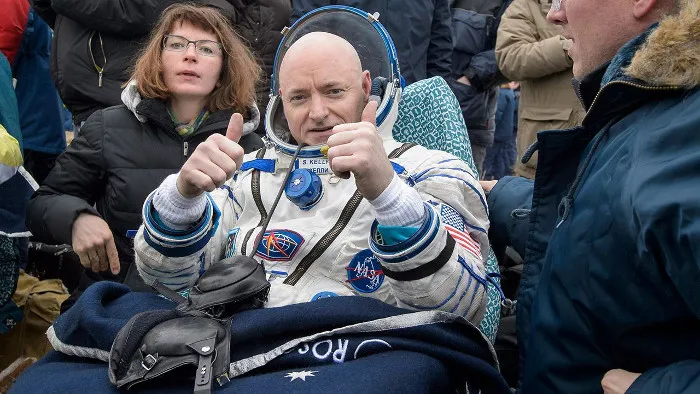 Phi hành gia Scott Kelly sau khi trở về.