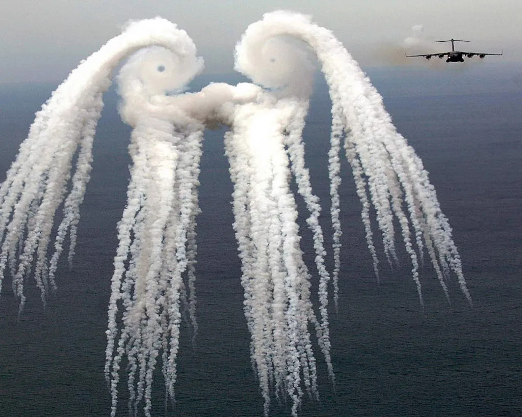 Khói được tạo ra bởi động cơ tên lửa trên một chiếc máy bay Boeing C-17 Globemaster III