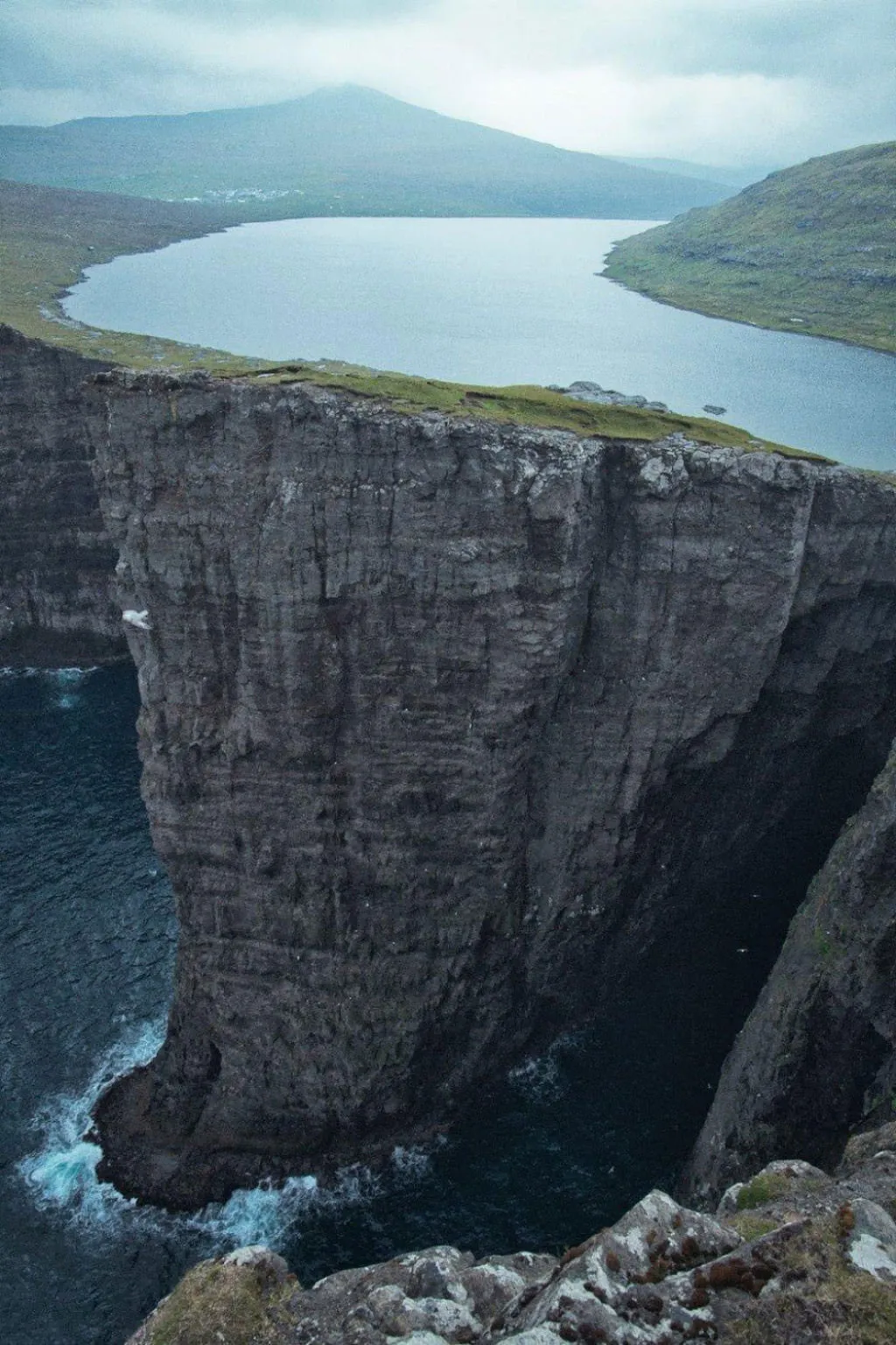 Hồ Faroe Islands, Sørvágsvatn như là treo lơ lửng trên biển