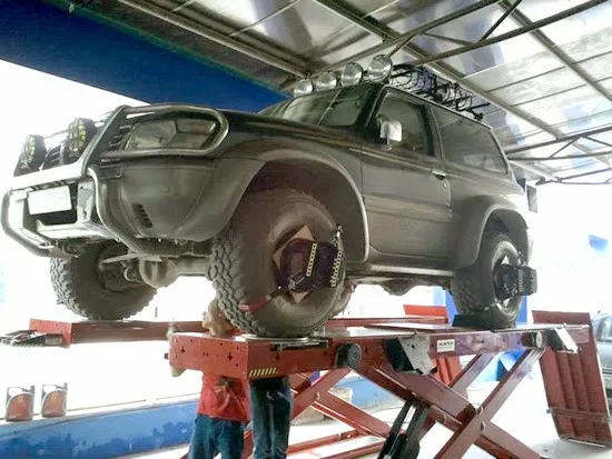 Xe hơi dù có hiện đại đến đâu thì vẫn phải có bốn bánh tiếp đất.