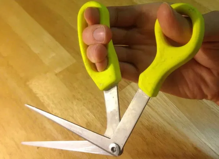 Kéo thông minh có tên Right Shears của Shane Vermette.